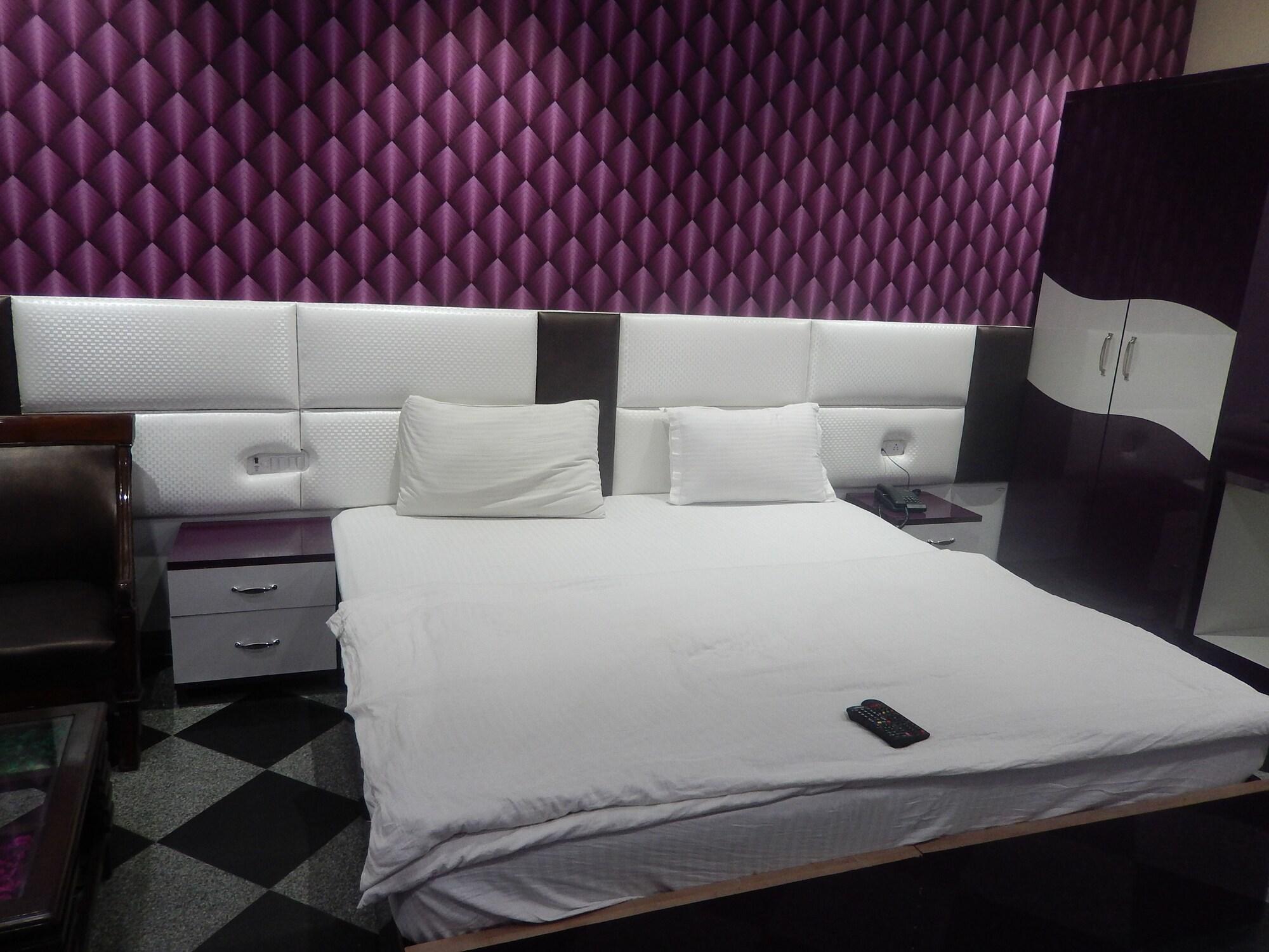 A New Delhi Hotel Orchid Garden Bagian luar foto