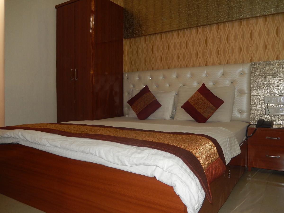 A New Delhi Hotel Orchid Garden Bagian luar foto